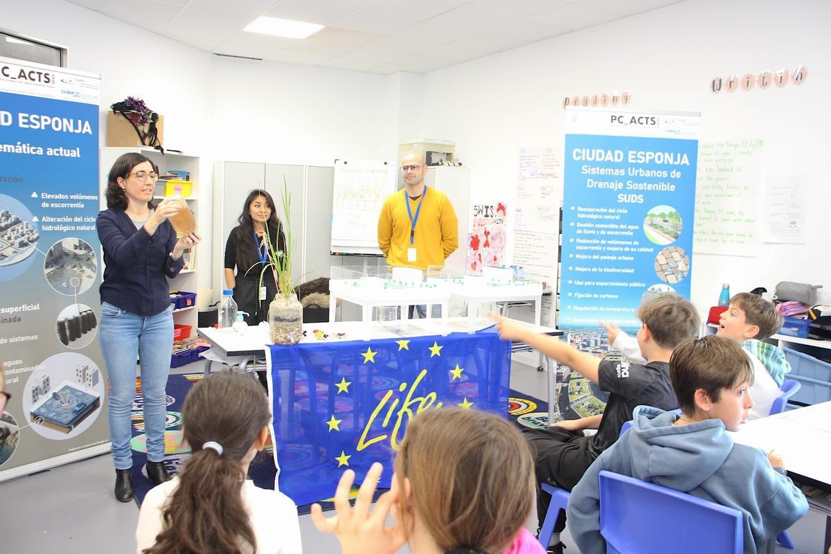 Investigadores i investigadors de l’Iiama de la Politècnica amb l’alumnat de l'American School of Valencia.