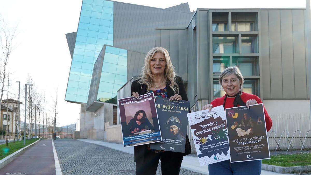 Amparo Cienfuegos e Isabel González, con los carteles.