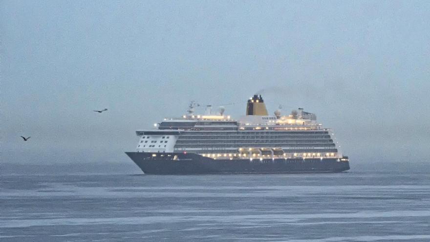 El &quot;Spirit of Discovery&quot; hace escala en el Puerto de Gijón: así fue la espectacular llegada del crucero
