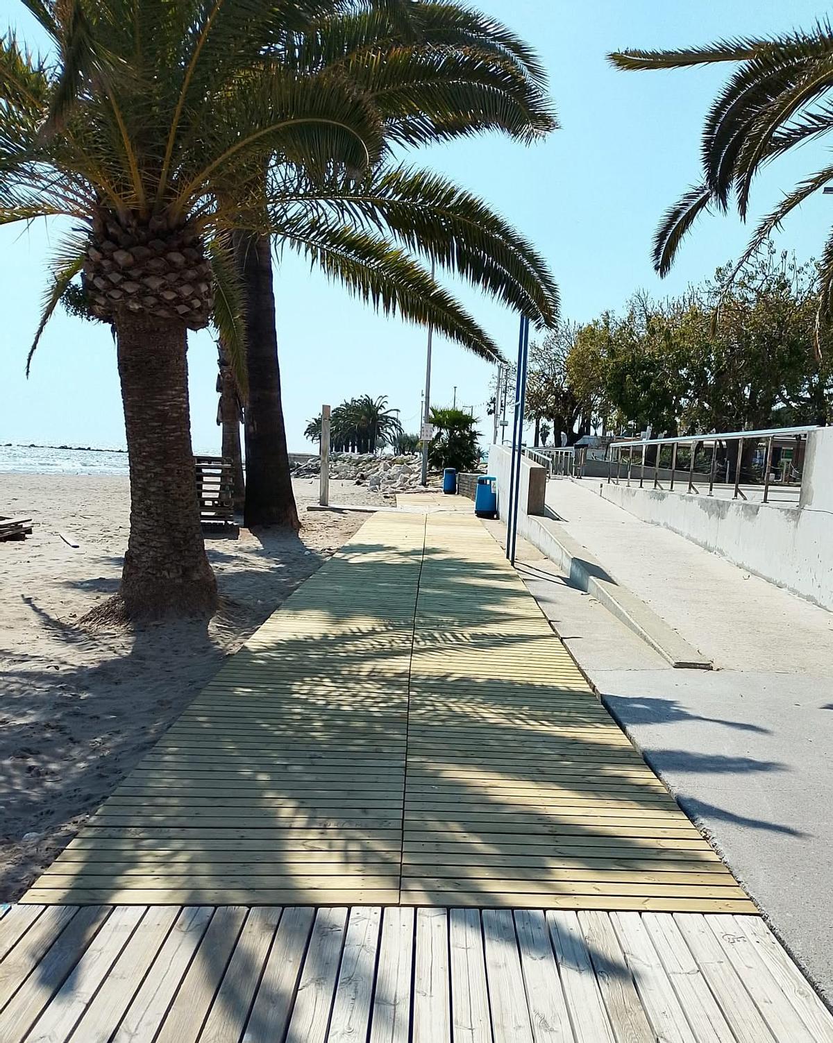 Foto de una pasarela en la playa de Benicarló.