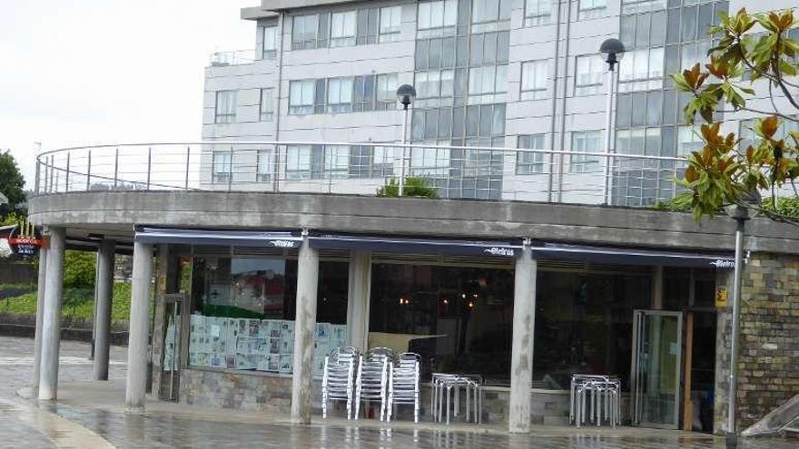 Local en la plaza de O Muíño donde está la cafetería-carnicería.