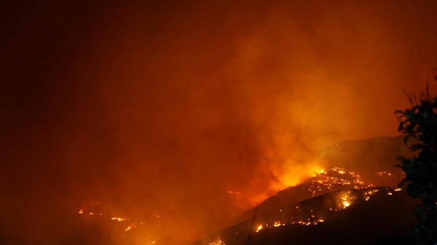 La Cumbre de Gran Canaria se despierta aún en llamas
