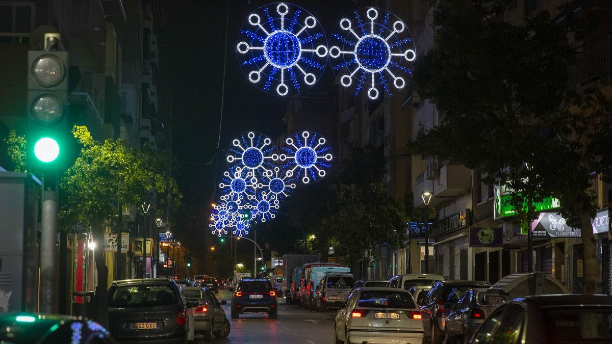 Luces de Navidad en Alicante con una forma parecida al coronavirus