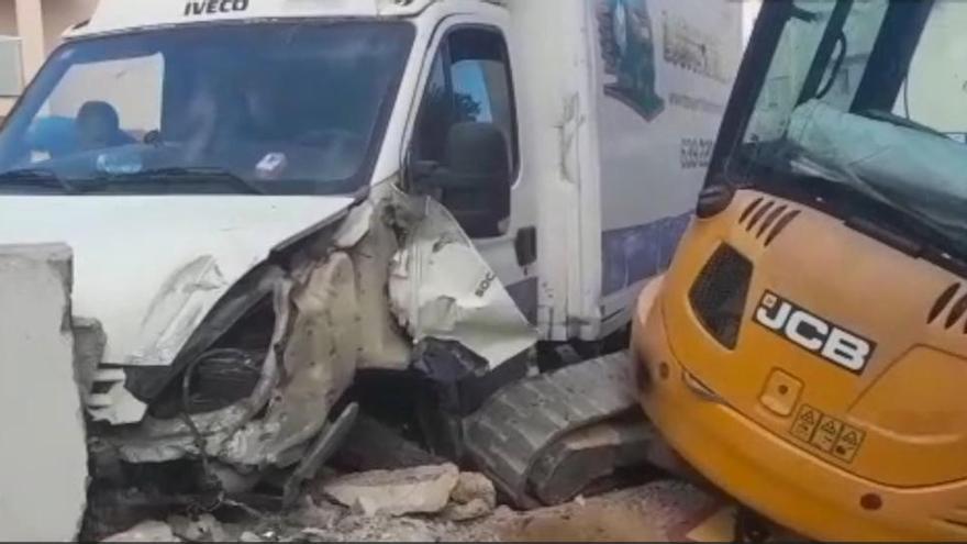 Vídeo de un camión estampado contra una obra en Jesús tras perder el control