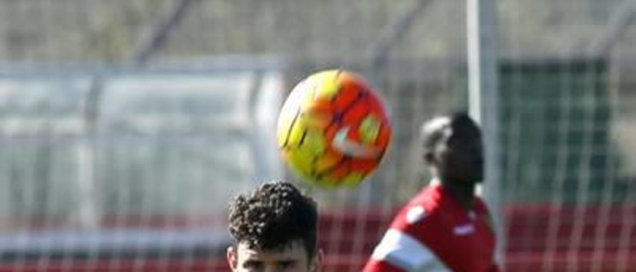 Damià golpea el balón en una sesión de entrenamiento en Son Bibiloni.