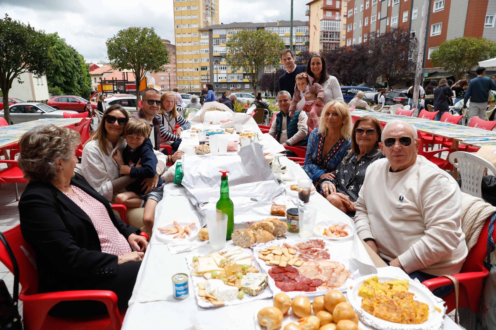 EN IMÁGENES: La comida popular de las fiestas del Puchero de Villalegre, en Avilés