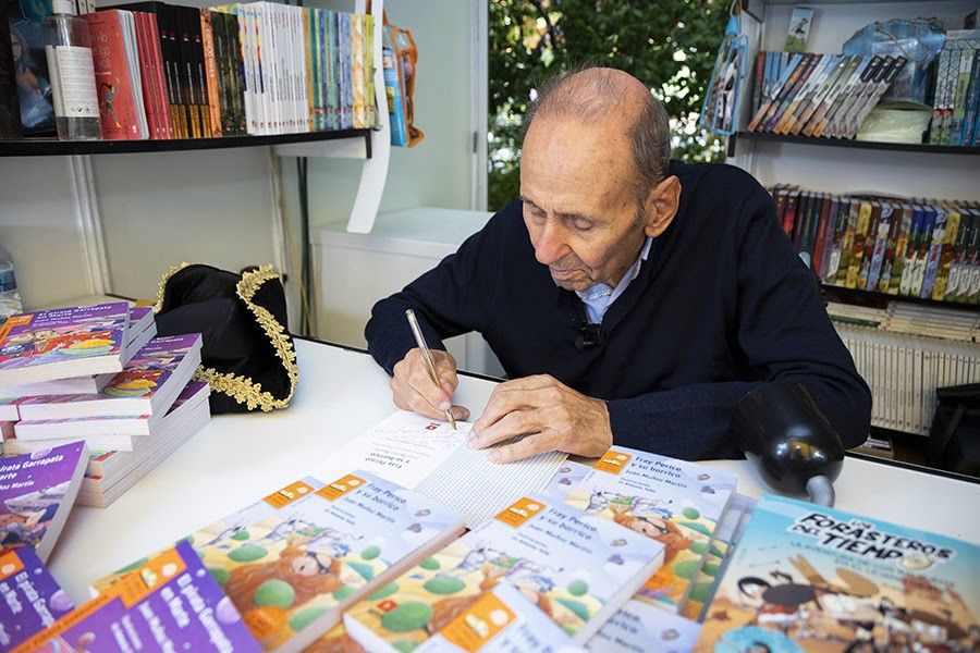 Juan Muñoz Martín, fallecido ayer, firmando ejemplares en la Feria del Libro de Madrid.