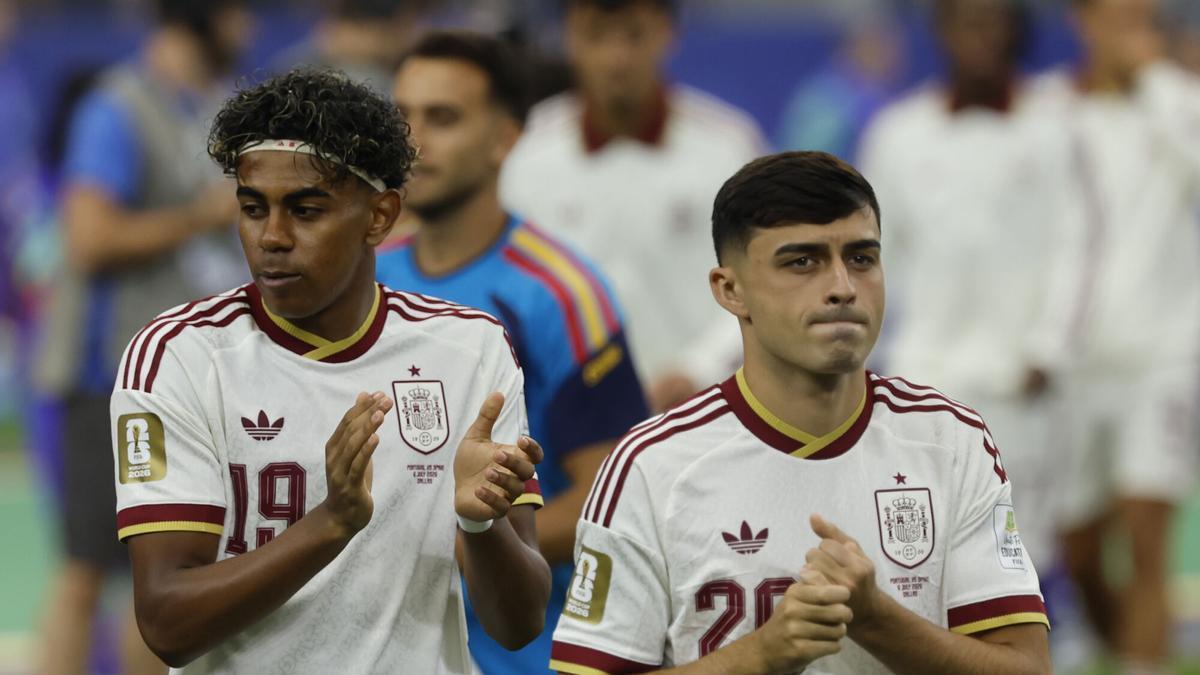GR1276. ARLINGTON (ESTADOS UNIDOS), 06/07/2026.- Lamine Yamal (i) y Pedri González reaccionan este lunes, previo a un partido de los octavos de final del Mundial de la FIFA 2026 entre Portugal y España en el estadio AT&T en Arlington (Estados Unidos). EFE/ Mariscal