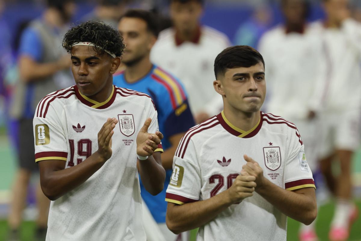 GR1276. ARLINGTON (ESTADOS UNIDOS), 06/07/2026.- Lamine Yamal (i) y Pedri González reaccionan este lunes, previo a un partido de los octavos de final del Mundial de la FIFA 2026 entre Portugal y España en el estadio AT&T en Arlington (Estados Unidos). EFE/ Mariscal