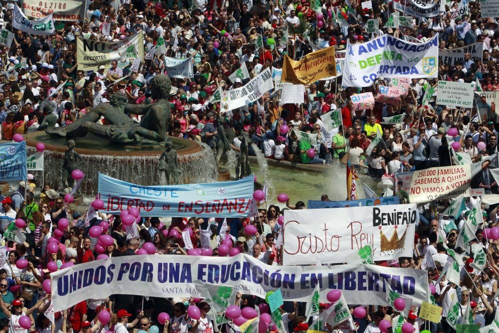 Cientos de alicantinos, en la protesta contra Marzà en Valencia