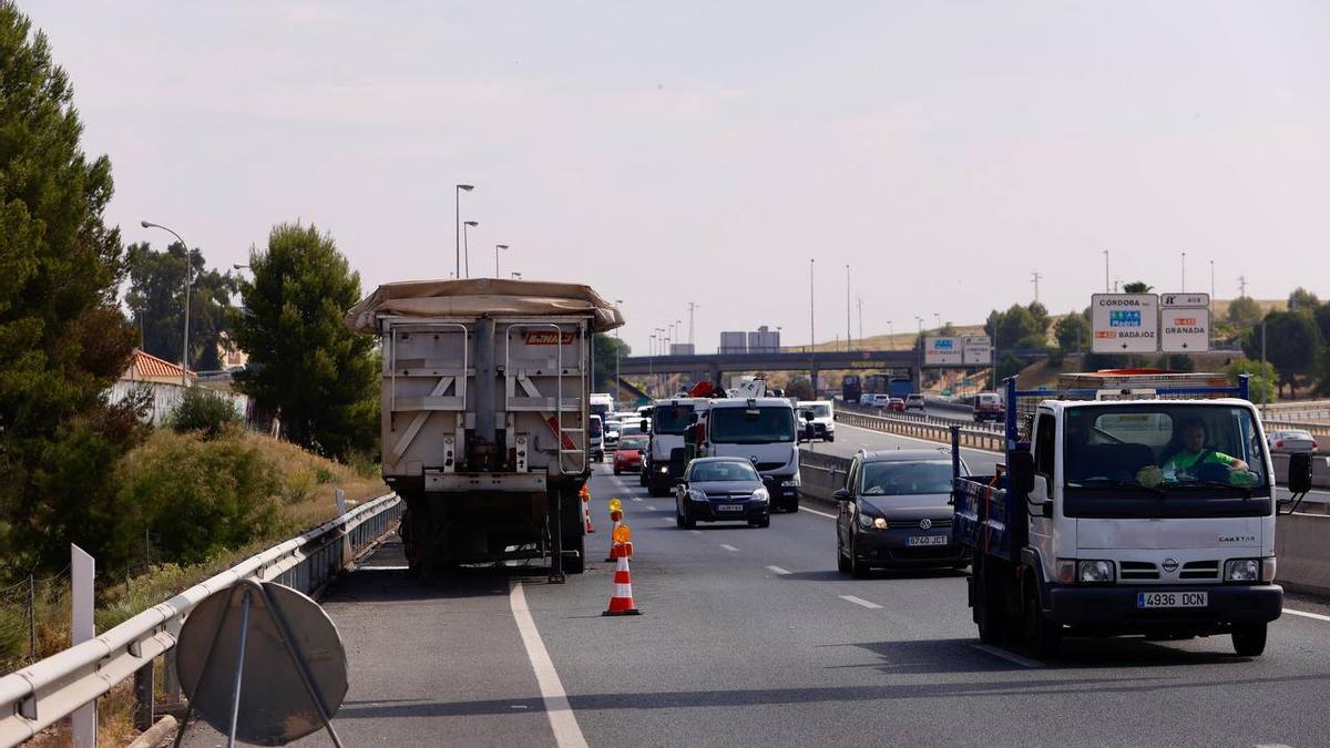 Remolque del camión en la A 4 a su paso por Córdoba, en imagen de ayer lunes.