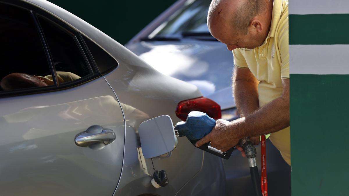 Filas de vehículos en torno a las gasolineras en vísperas del incremento de los precios de los combustibles
