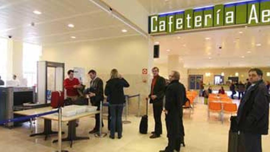 La nube volcánica obliga a cerrar el aeropuerto de Badajoz