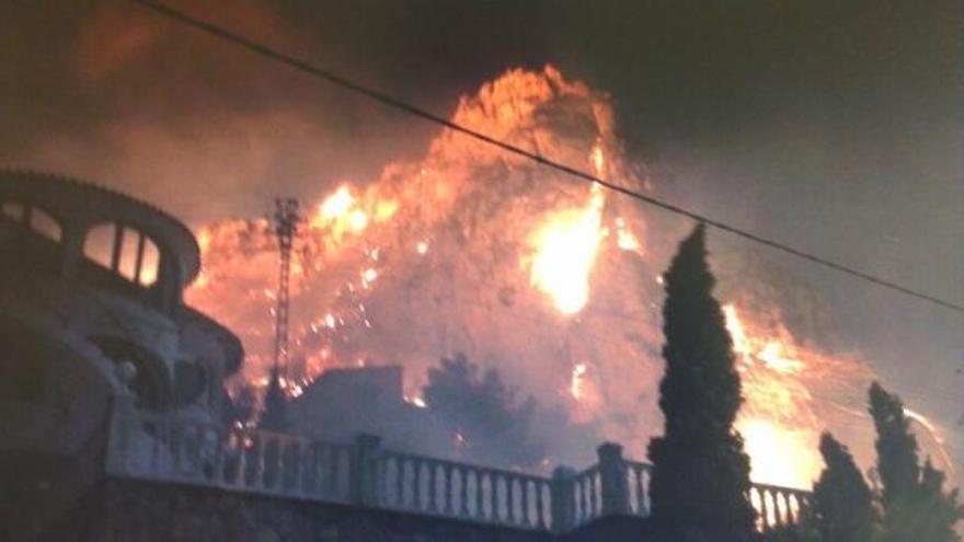 Veintitrés desalojados por un incendio forestal en Calp