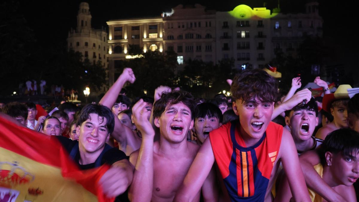 Una gran multitud de jóvenes celebrando la victoria del Mundial y cantando al unísono por Nino Bravo