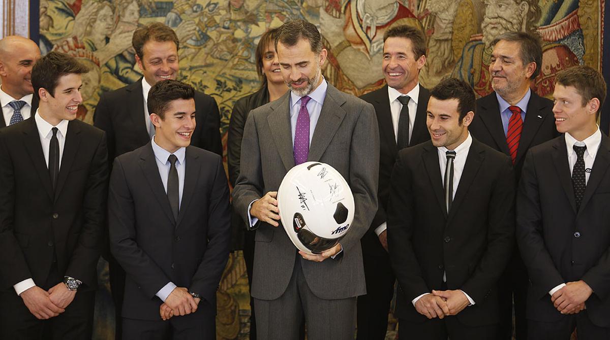 Felipe posa con Marc y Àlex Márquez, Tito Rabat, Toni Bou y sus familiares en la Zarzuela.