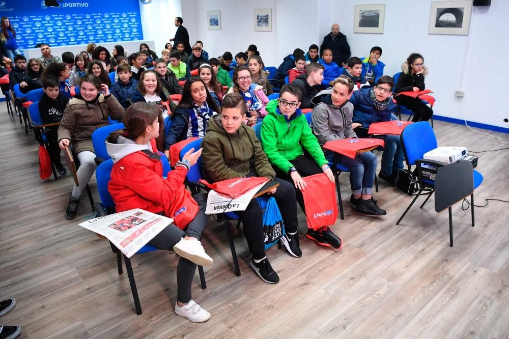 El CEIP Alborada de A Coruña y el Gonzalo Torrente Ballester de Cambre visitan Riazor y charlan con los jugadores del Deportivo Eneko Bóveda y Silvia Mérida.