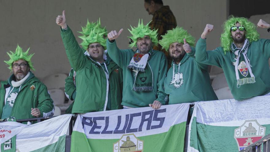 Aficionados de la peña &quot;Pelucas Verdes&quot;, durante el último partido que el Elche jugó en Vallecas