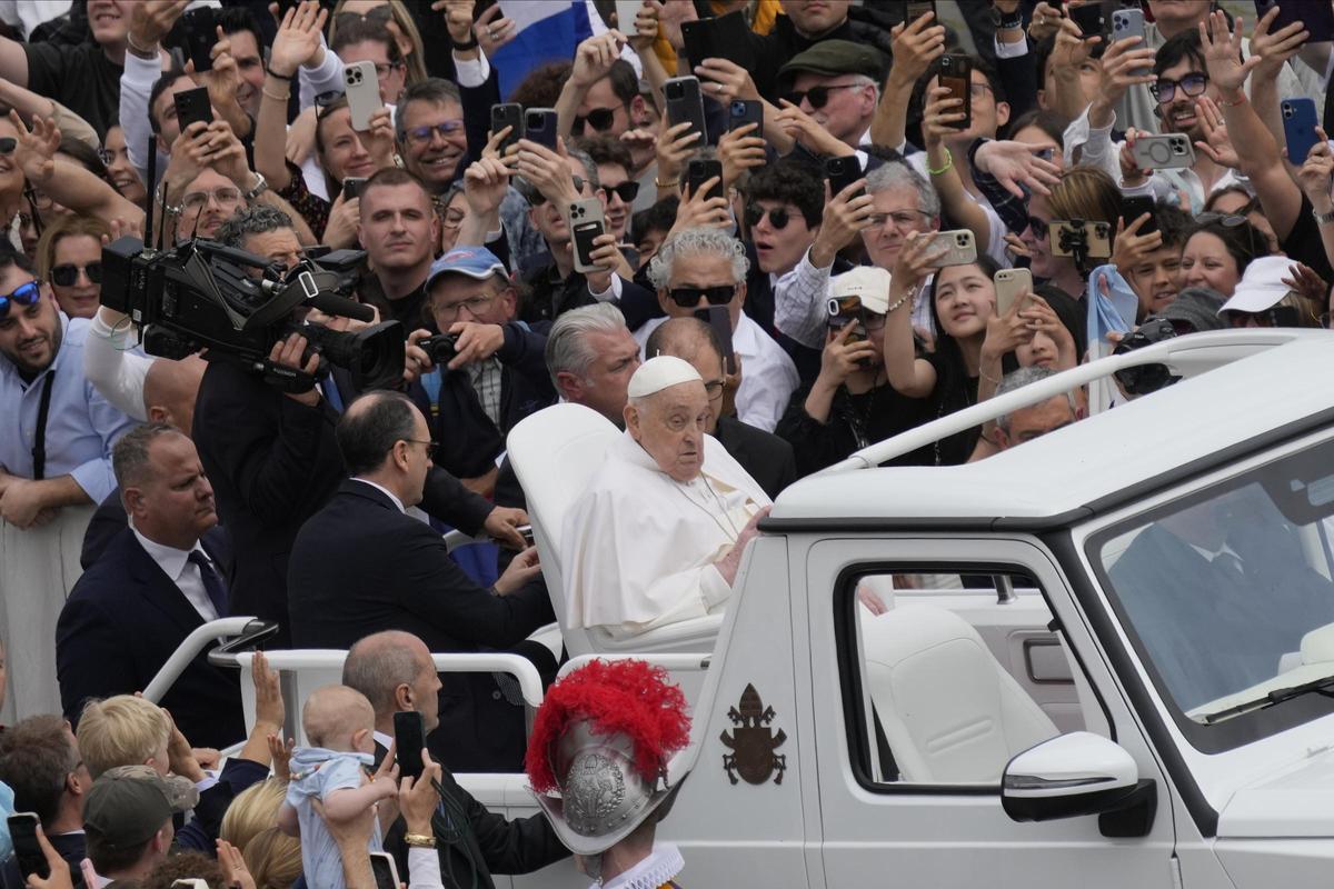 El papa imparte la bendición Urbi et Orbi en San Pedro