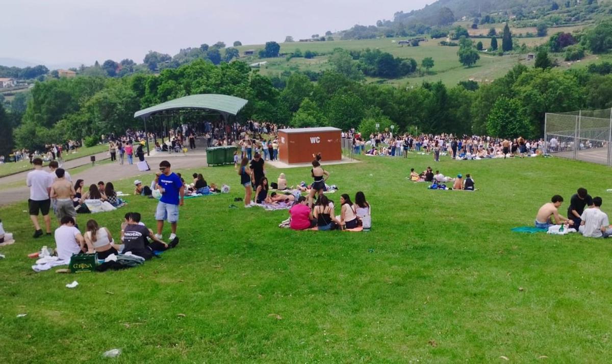 Grupos de jóvenes en el parque Purificación Tomás.