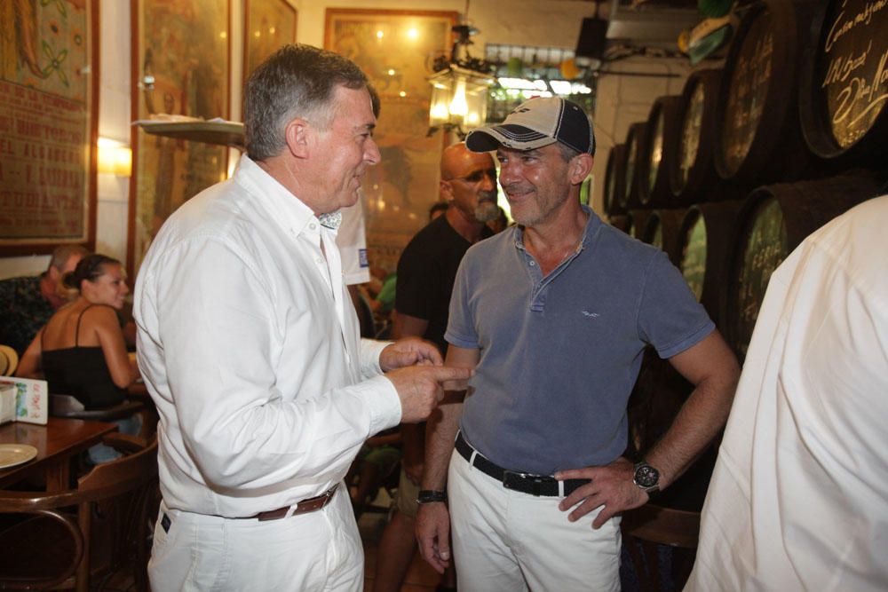 El actor y el jeque han recibido el Pin de Oro de El Pimpi de manos de su propietario, Pepe Cobos, con un diseño exclusivo que une la imagen de la bodega con el escudo del Málaga CF.