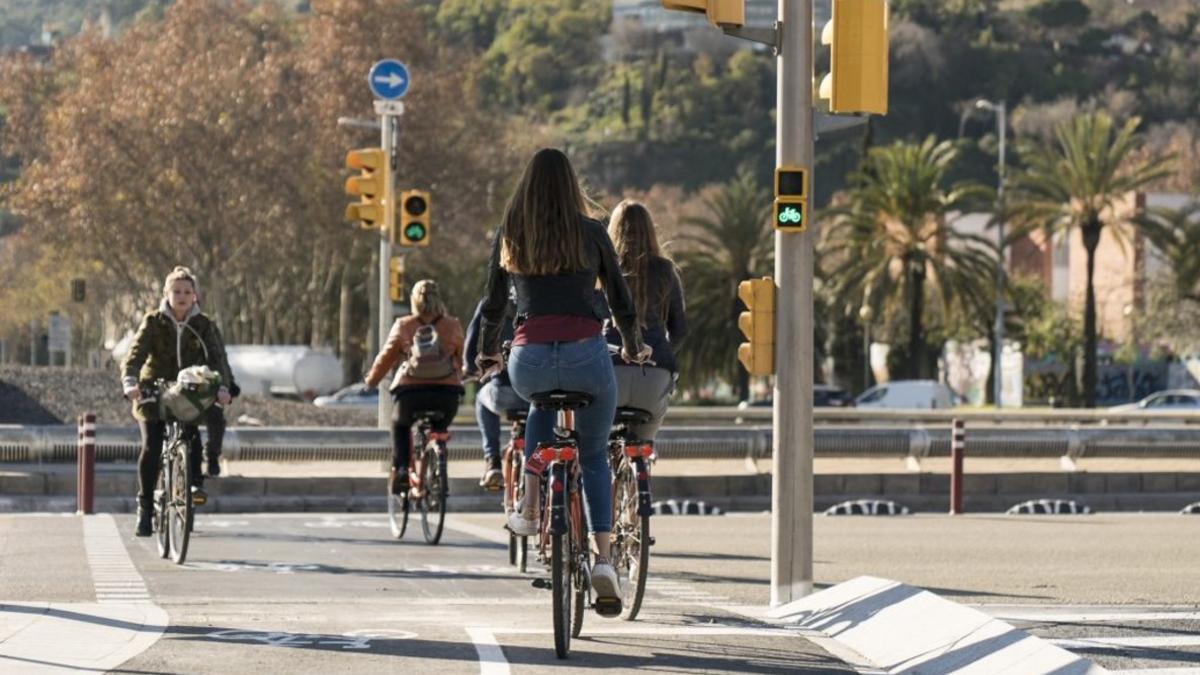 Imagen de usuarios del carril bici ya puesto en marcha en Josep Carner-Portal de la Pau, en Ciutat Vella: 450 metros de carril bici bidireccional por el centro de la calzada para unir el Paral·lel y la Rambla.