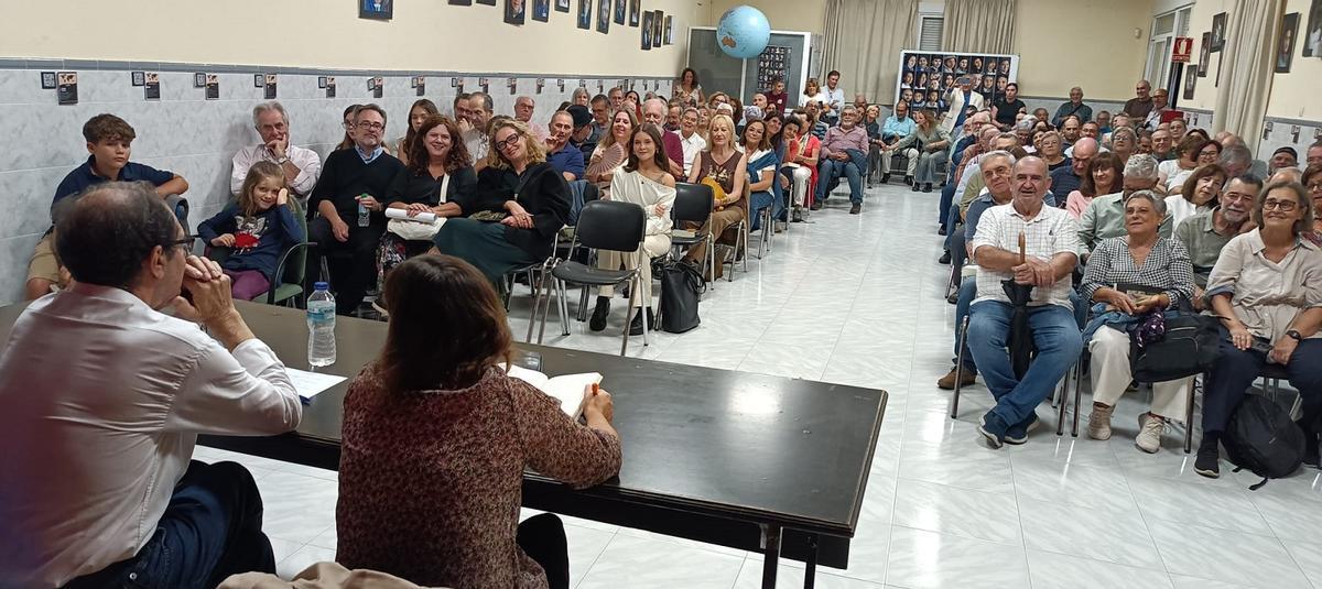 Pepe Juárez, acompañado de su hija Cristina, en la presentación de su novela en el Colegio ICET del Palo.
