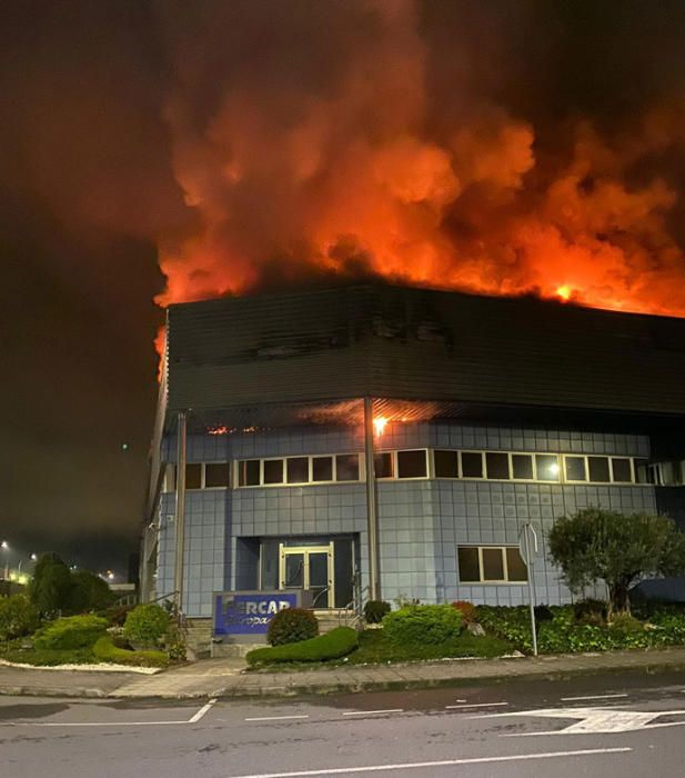 El fuego arrasa una nave en Piadela