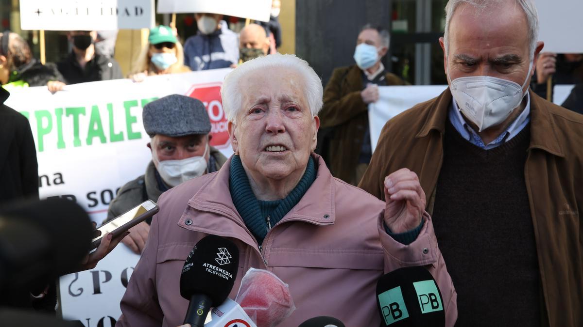 Concentración en la Ciutat de la Justícia un año después del desahucio por error de Rosario Bravo, de 98 años, en L'Hospitalet