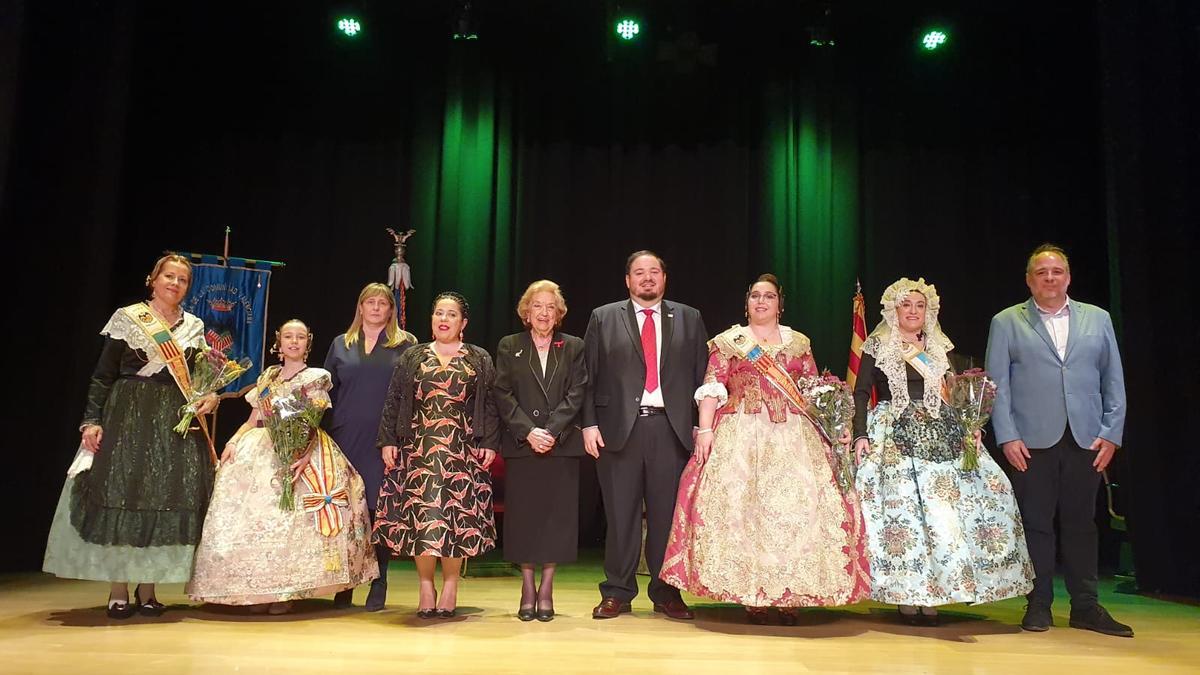 Acto en Zaragoza con la gaiatera, a la izquierda, y la mantenedora Pilar Escuder, junto a otros representantes festeros y políticos.