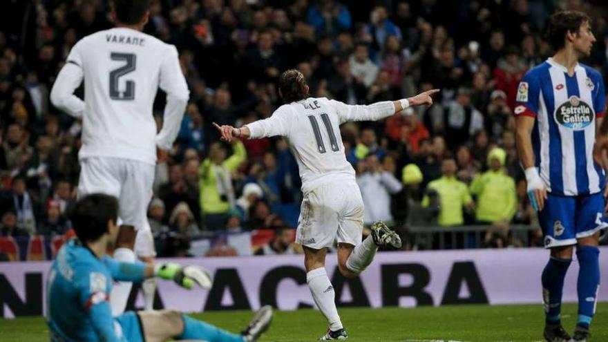 Bale celebra uno de sus goles, ayer en el Santiago Bernabéu.