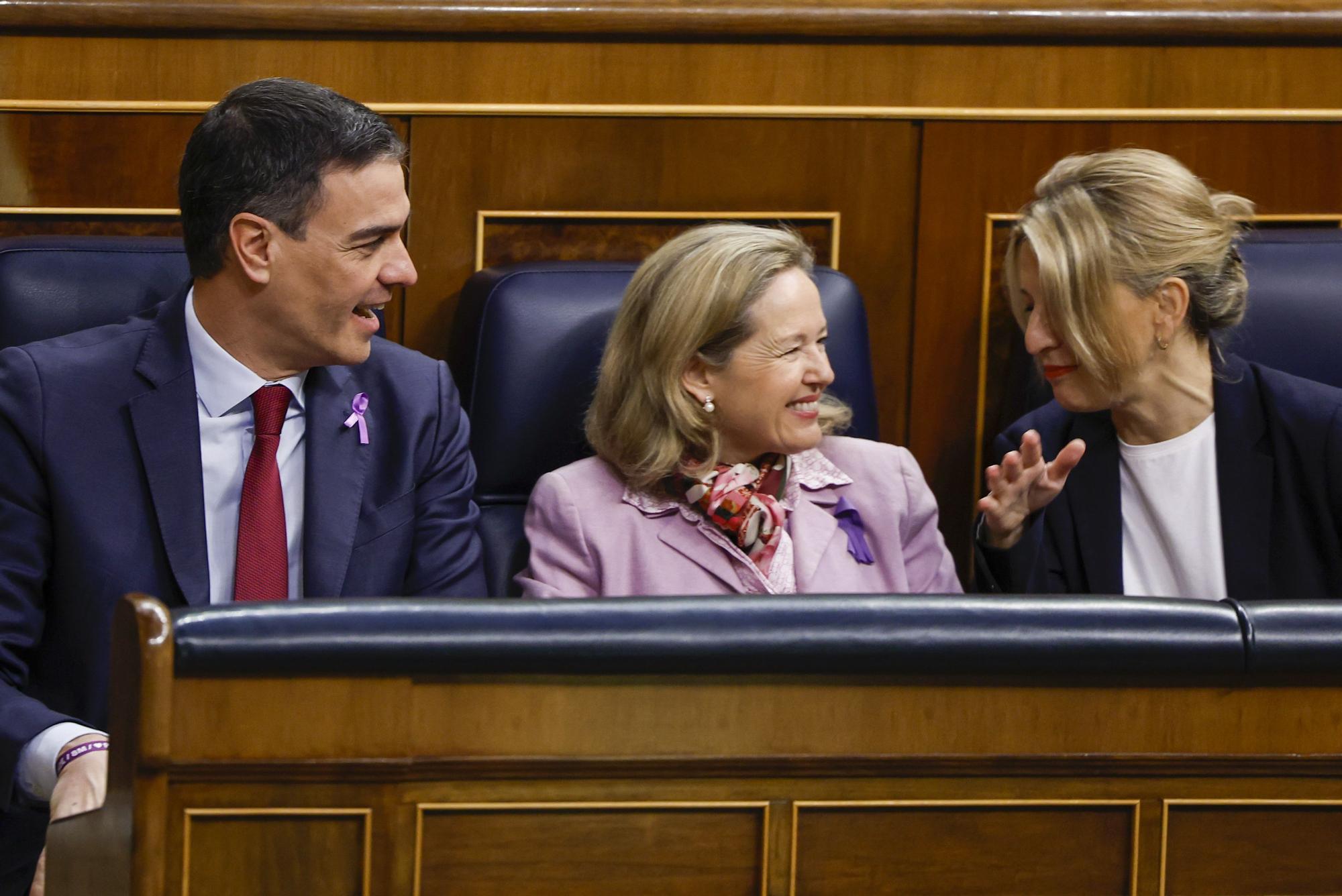 Pedro Sánchez , junto a Nadia Calviño y Yolanda Díaz en la sesión de control del Congreso