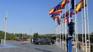 Un técnico iza las banderas que flanquean la entrada del Palacio de Congresos de La Rioja, donde este jueves y este viernes se celebra la reunión JAI de ministros de Interior y de Justicia de la UE.