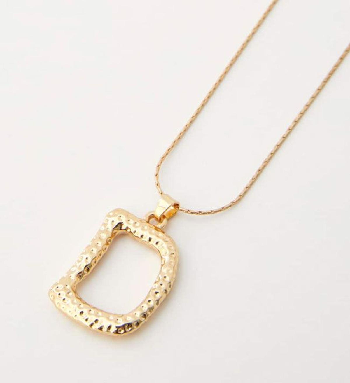 Inicial en dorado de Pull&Bear