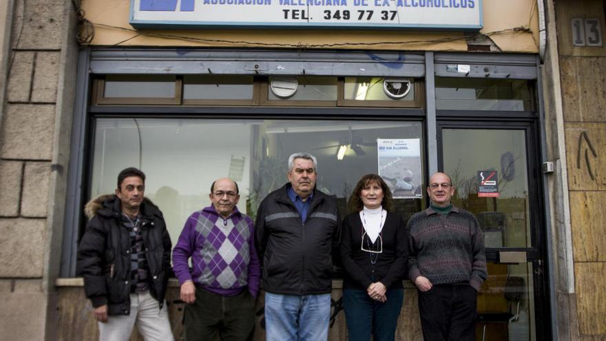 Cuatro socios de AVEX con la psicóloga de la asociación.