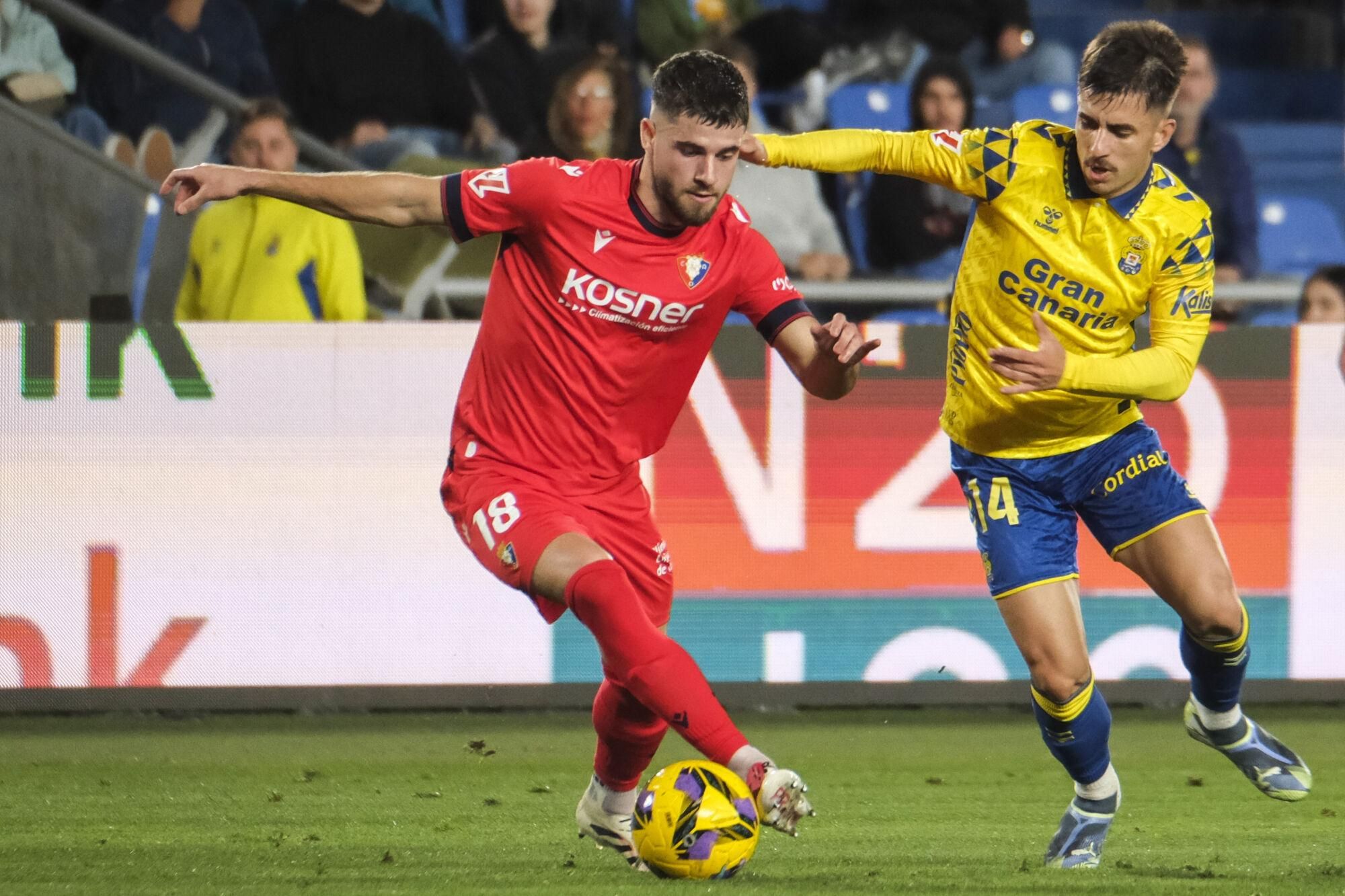 LAS PALMAS DE GRAN CANARIA, 24/01/2025.- El centrocampista de Osasuna Iker Muñoz (i) lucha con Manuel Fuster, de Las Palmas, durante el partido de LaLiga entre la UD Las Palmas y el Osasuna, este viernes en el estadio de Gran Canaria. EFE/ Angel Medina G.