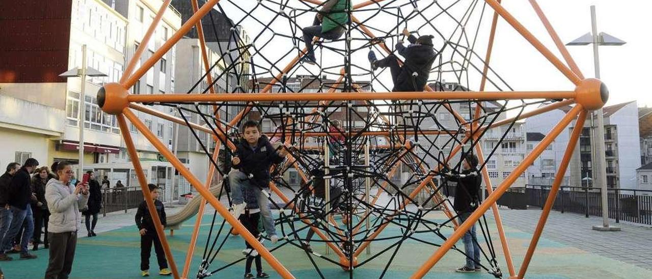 Niños estrenando el nuevo parque ubicado encima del aparcamiento Aldea Grande. // Bernabé/Javier Lalín