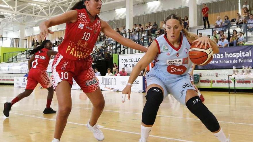 Itziar Germán, del Celta Zorka, bota el balón ante la presión de la leonesa Laura Herrera, ayer en Navia.  // Alba Villar