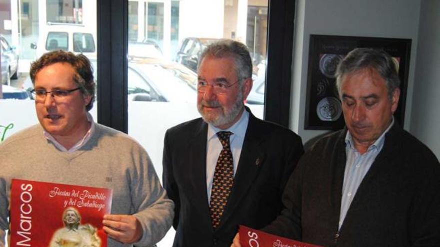 Por la izquierda, Luis Miguel Suárez, Alfonso Pascual y Manuel Vez, miembros de la Orden del Sabadiego, ayer, en Noreña, durante la presentación.