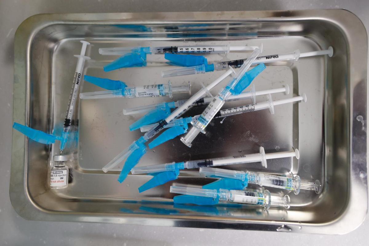 Inyecciones listas para la vacunación de covid y gripe.