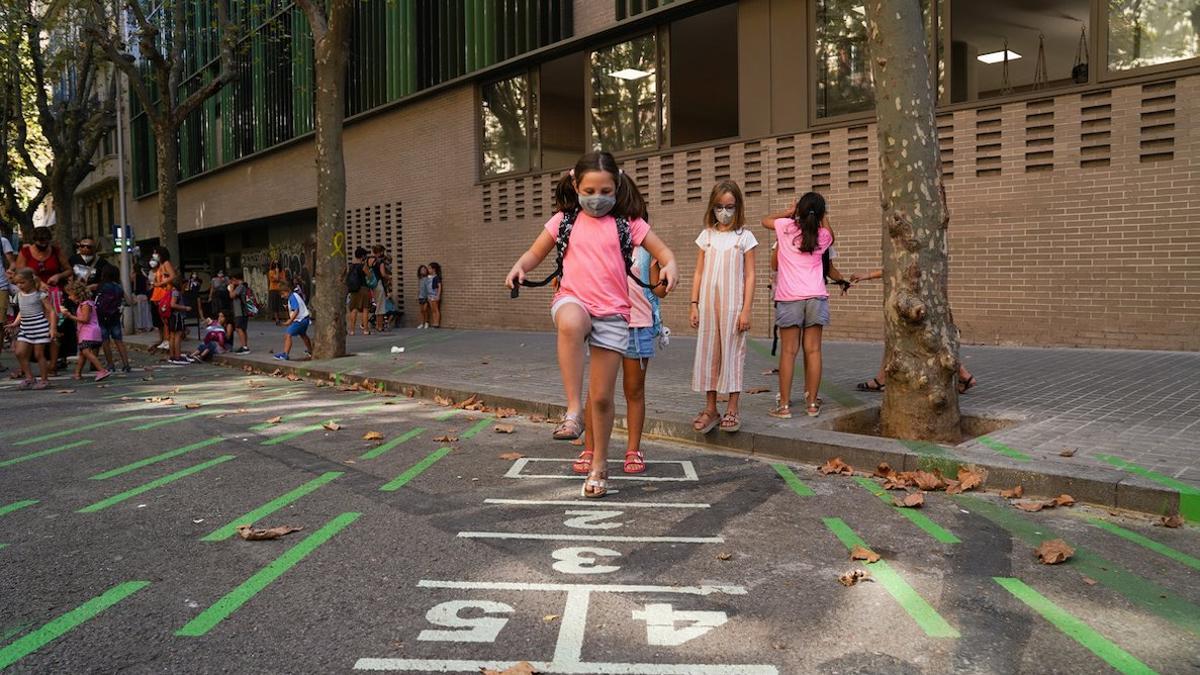 Un entorno escolar pacificado permite que el alumnasdo pueda jugar en la calle.