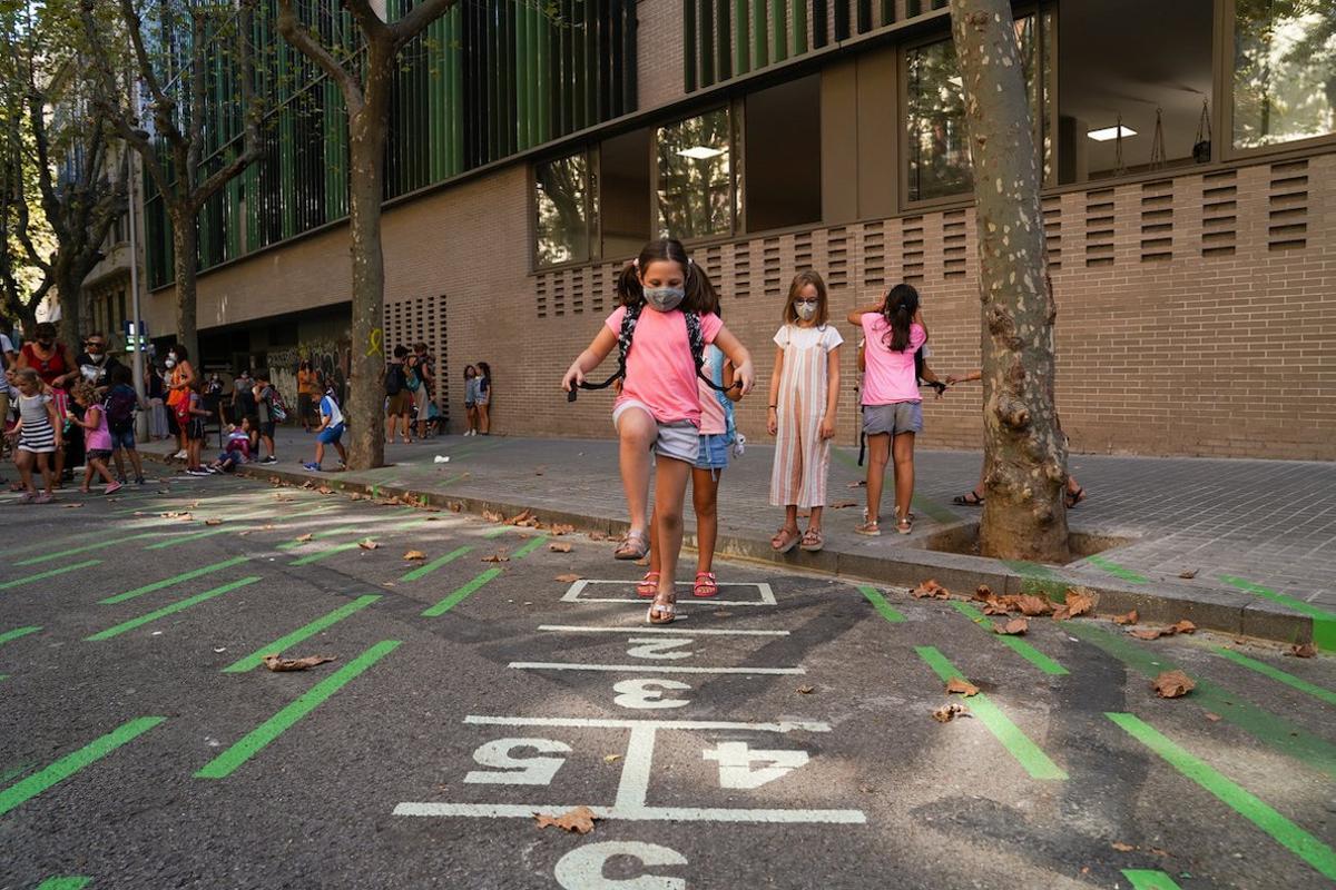 Un entorno escolar pacificado permite que el alumnasdo pueda jugar en la calle.