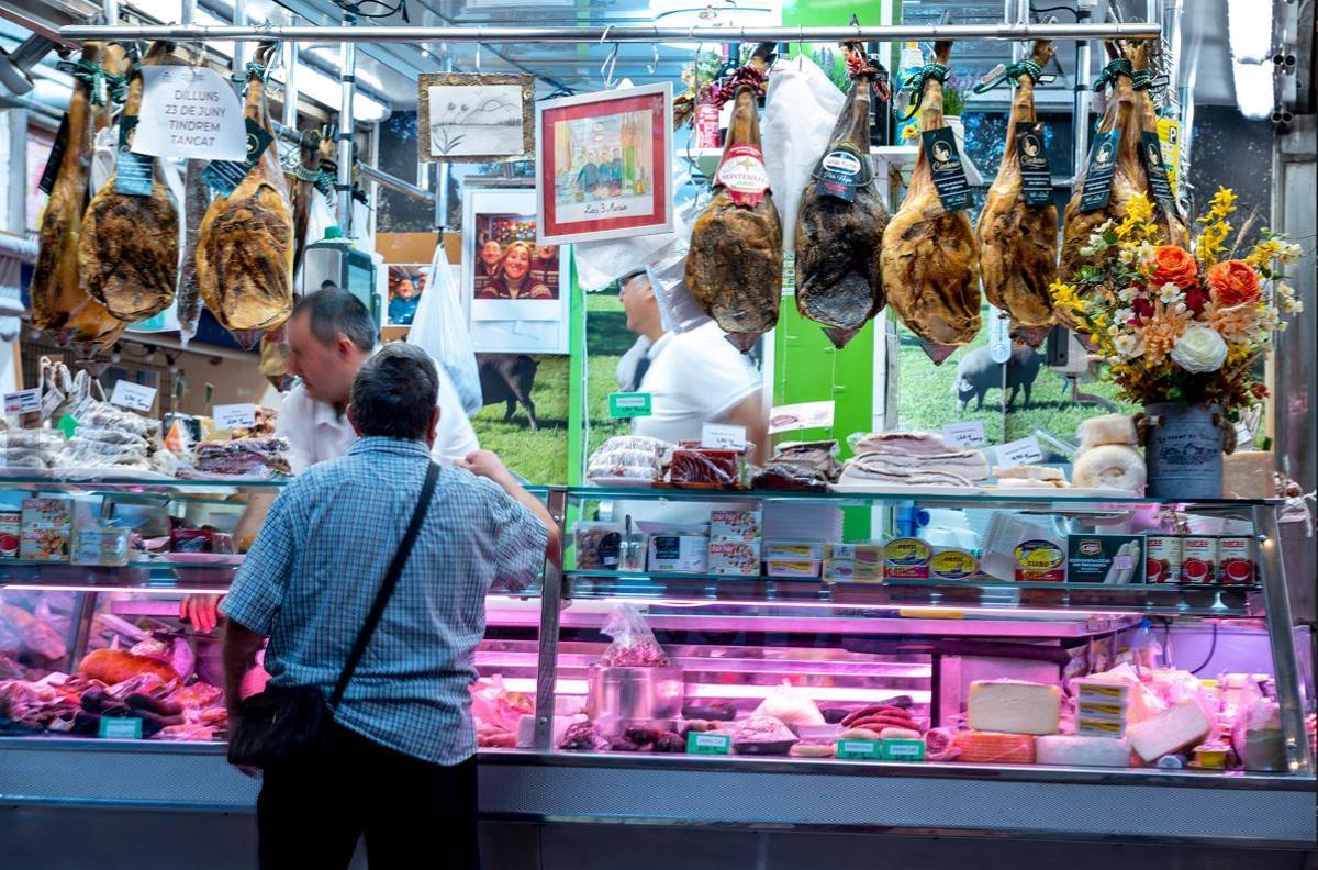 Una parada de embutidos en el Mercat de la Independència de Terrassa.