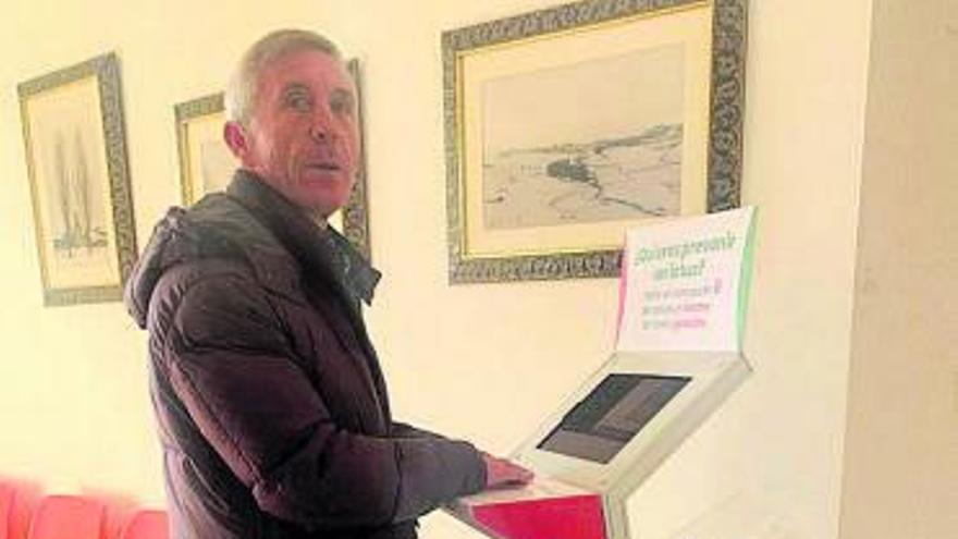 Jesús Vara, alcalde de Venialbo, fue el primero en utilizar el punto de salud de Pulso Vital instalado en su municipio. | Cedida