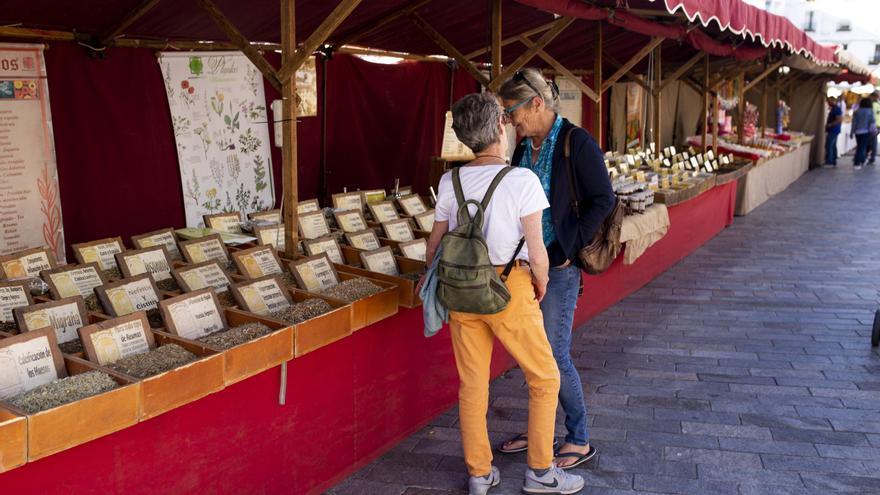 Galería | La parte antigua de Cáceres bulle con el termómetro al alza en el Mercado de la Primavera