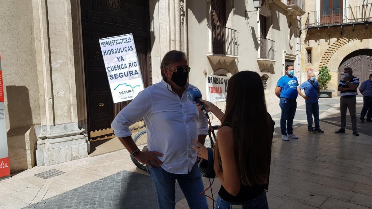 Concentración ante la sede de la Confederación Hidrográfica del Segura en Murcia. L. O.