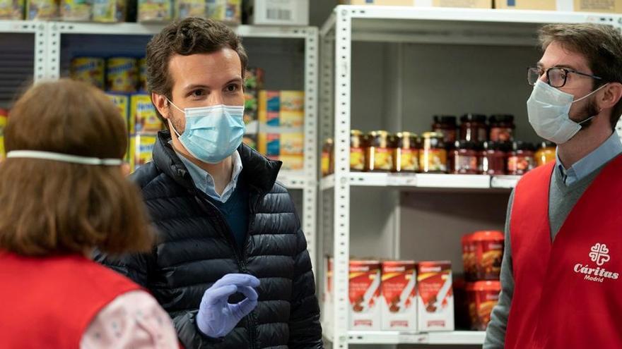 Casado en una visita al economato de Cáritas.