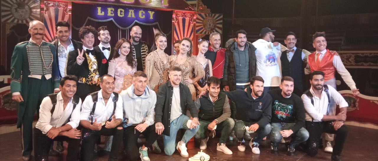 Futbolistas como Alberto Moreno, Manu Trigueros, Alfonso Pedraza, Moi Gómez..., con el elenco del circo Raluy Legacy, en Vila-real.