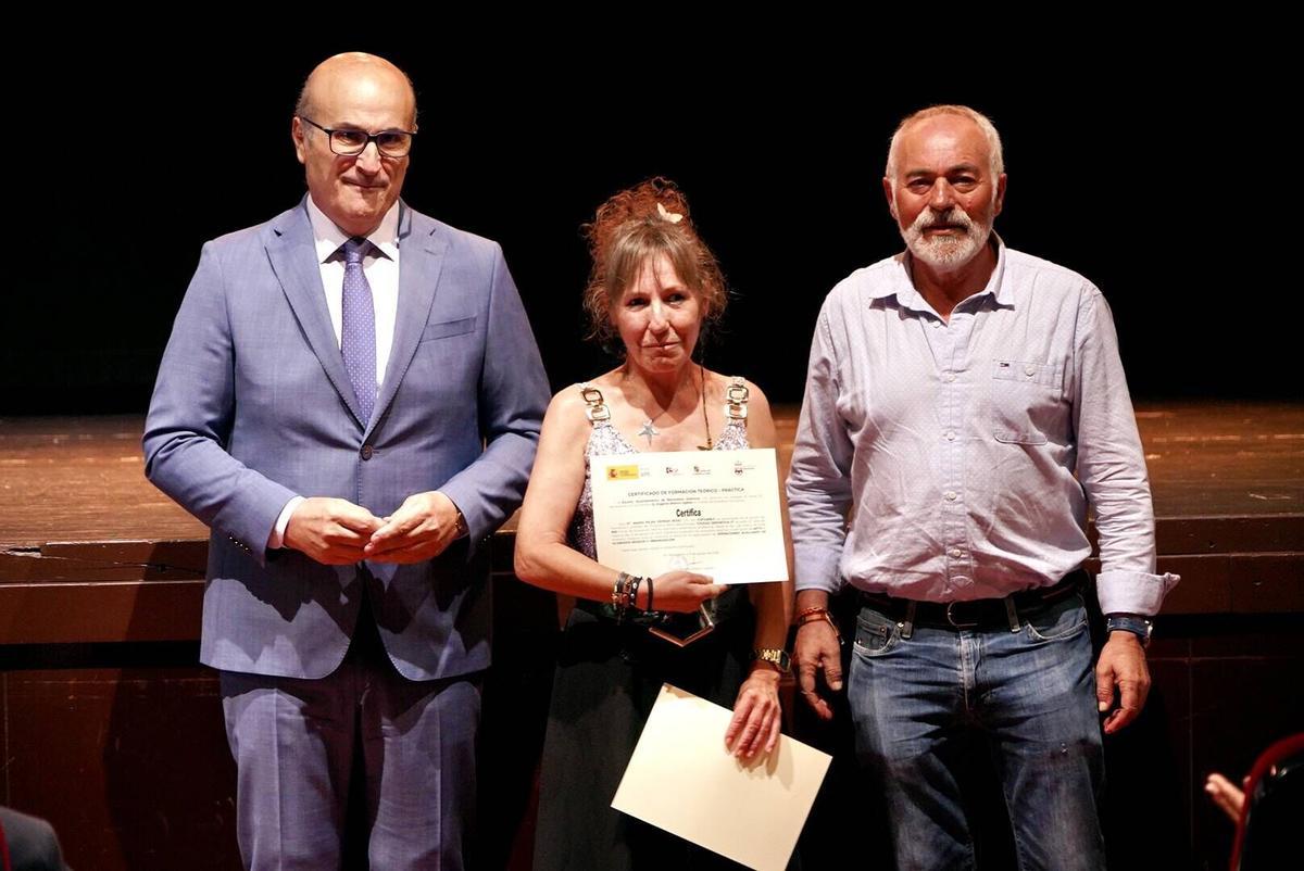 El delegado de la Junta, Fernando Prada, entrega los diplomas de los programas mixtos de empleo de este 2026 a los participantes