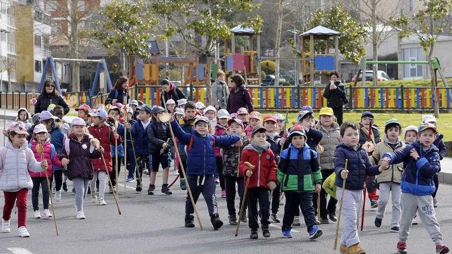 Escolares del CEIP Xesús Golmar durante una actividad en el Camino de Invierno. // Bernabé/Javier Lalín